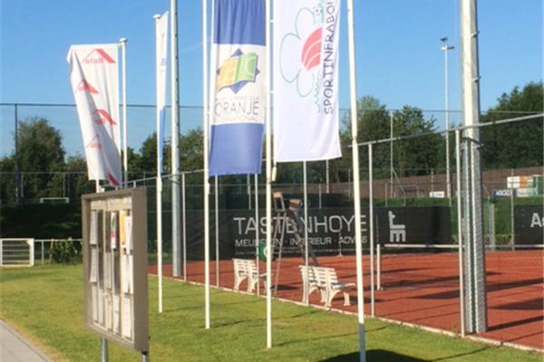 Aanleg kunstgras hockeyveld semi-water en 3 kunstgras tennisvelden Redcourt - Sportinfrabouw NV